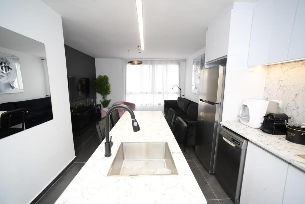 Z-32 Luxury Boutique Apartment Eilat Buitenkant foto
